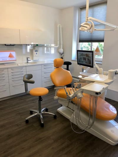 Behandlungszimmer der Zahnarztpraxis Dr. Scheile